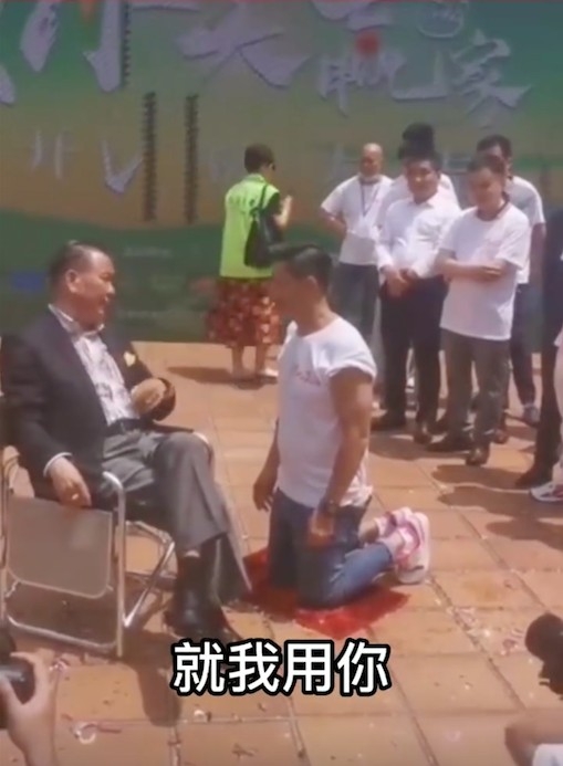 萬梓良與林敬剛在電影《創業大贏家》開機儀式期間進行拜師儀式。