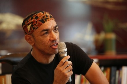 馬克當年雖然中文唔好，但仍勇敢主動結識雪華。