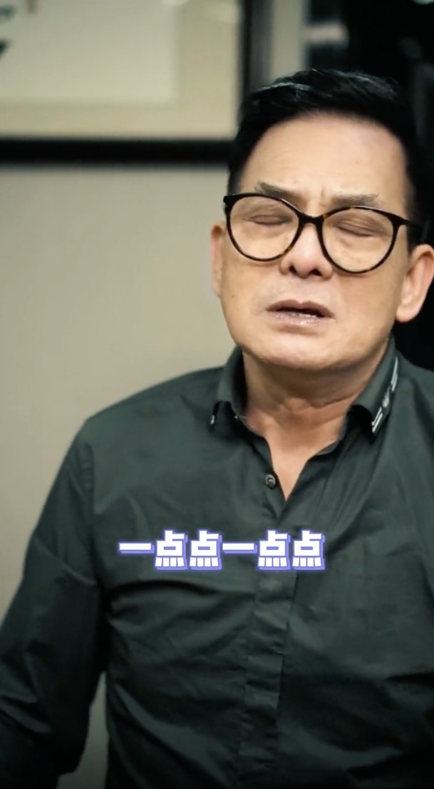 李國麟同工作人員一齊食外賣,有人問:「李老師,你想家嗎?」,佢回答:「一點點一點點」