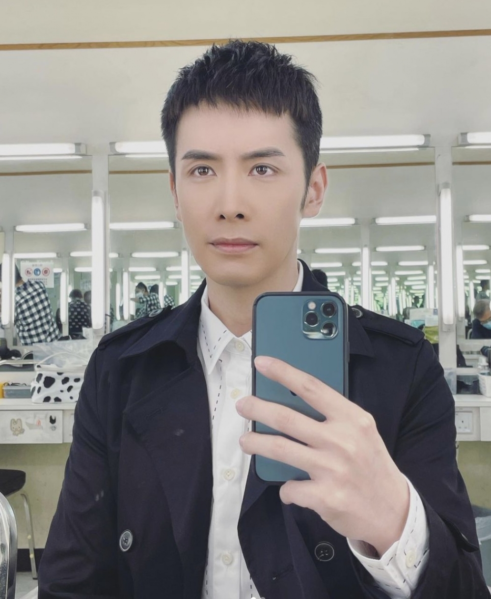 李日朗上載於TVB化妝間自拍照~