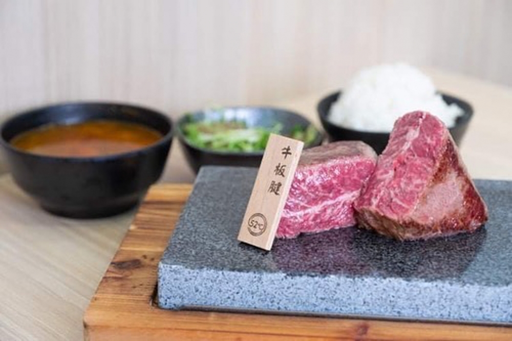 餐廳選用美國純天然400日穀飼牛作石燒牛,提供牛肩、封門柳、下腰西冷和牛小排4個部位,分為3個份量。
