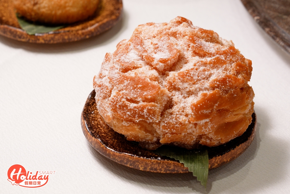 現在酒樓大部份都是集團式經營，由供應商提供批量生產的點心，不過大圍小館就堅持全部點心都是自家製，由一班經驗豐富的傳統中式點心師傳炮製。