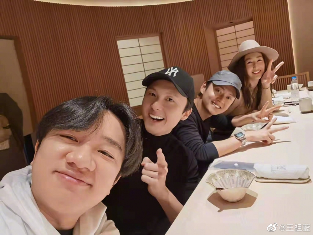 王祖藍近日再上傳照片，大曬同高海寧、王浩信及張振朗在上海食開年飯嘅合照