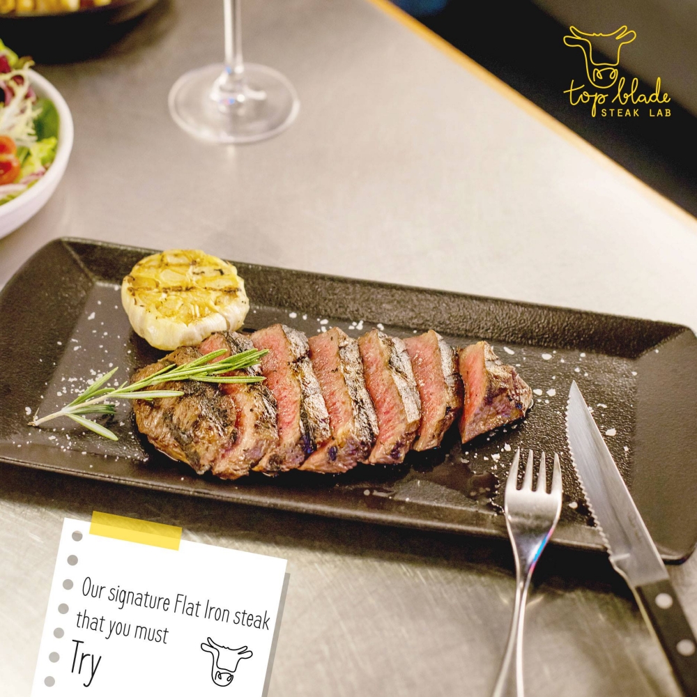 扒房主打招牌Flat Iron 平鐵牛扒,其中香草烤平鐵牛扒,只需要$160,絕對是平價之選,想食豪華些,其他產地或部位的Flat Iron亦不會超過$300,雖然平鐵牛扒是主打,不過各分店都有供應西班牙栗飼豬鞍扒,所以即使不食牛都有其他選擇。