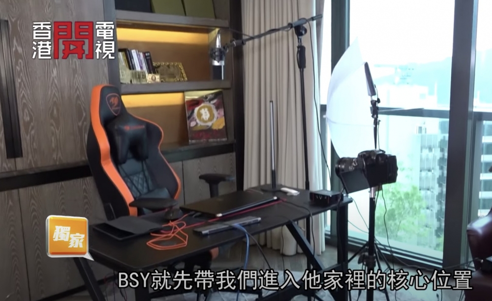 工作室內就有唔同嘅電腦配件，等佢可以開直播！