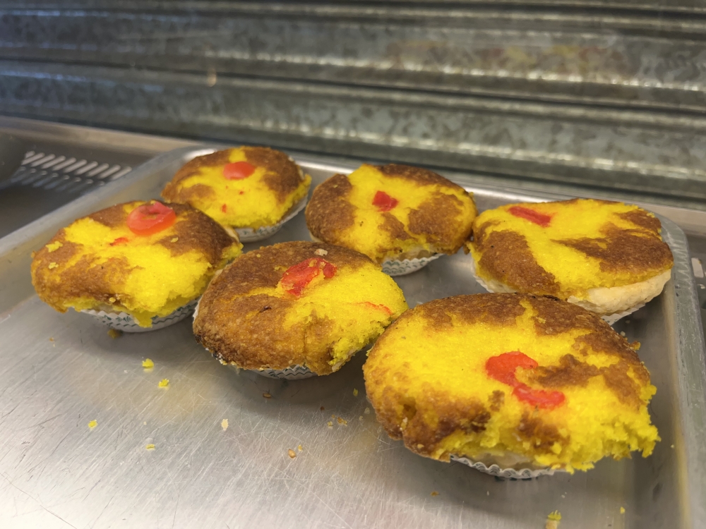 前舖賣自家製的蛋撻及舊式糕餅；店內則賣早餐、特餐和三文治餐等。