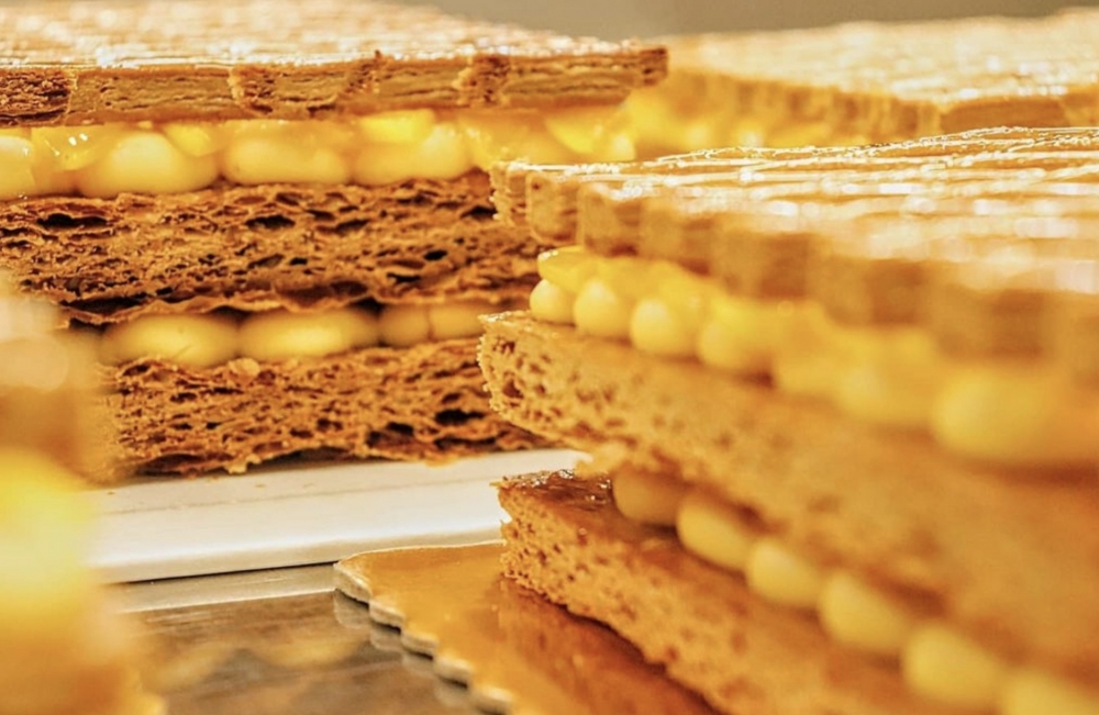 位於觀塘的百子甜品店最近憑着網格拿破崙於網上人氣爆燈!