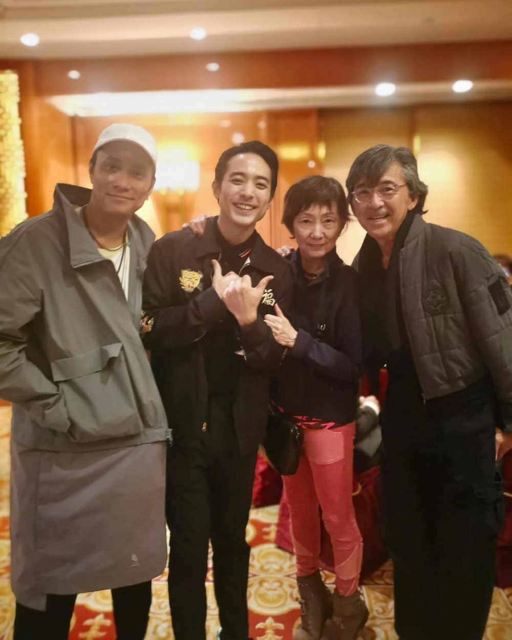 林子祥同前妻搭膊頭合照。