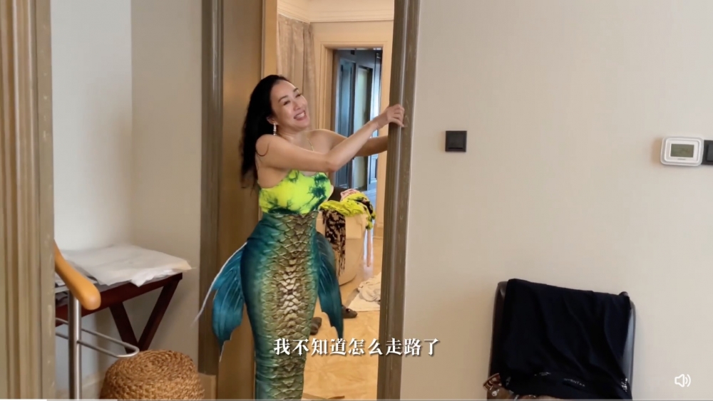 鍾麗緹在度假屋換上美人魚裝。