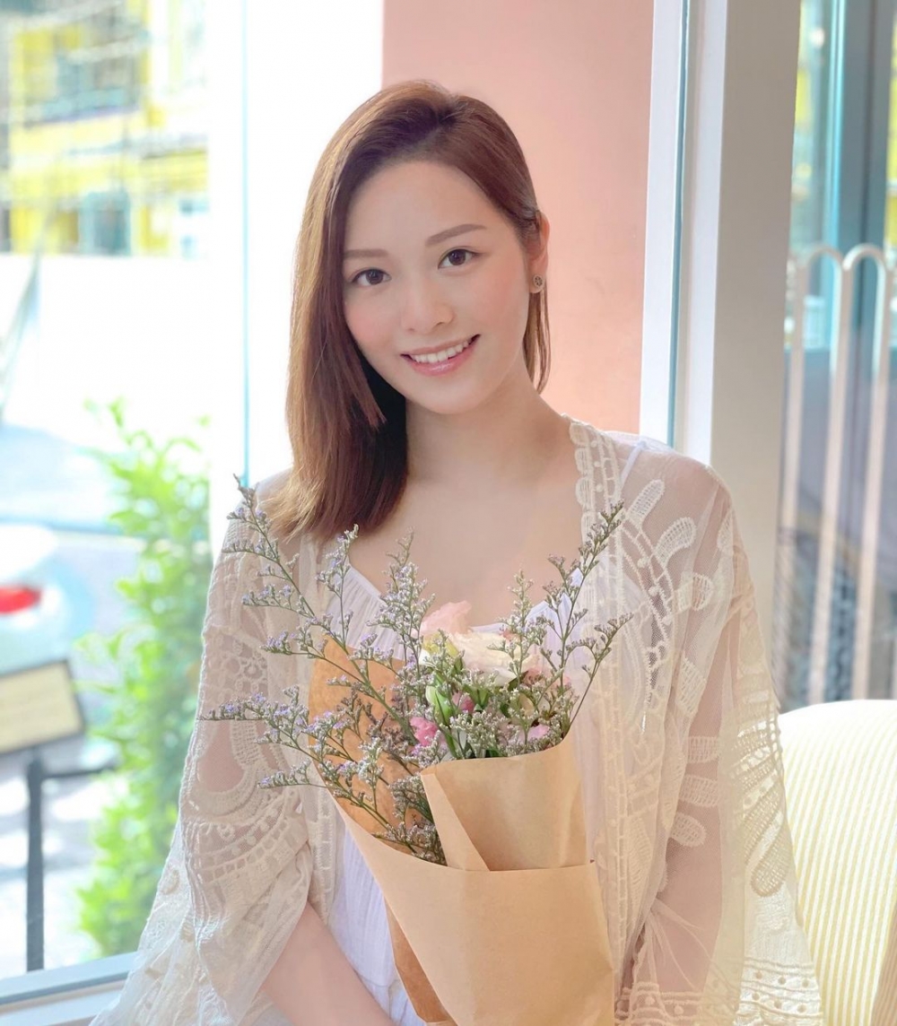 最後一位係5個「觀音兵」中唯一一位女生,就係馮盈盈嘅女助手