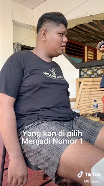 身型也頗為臃腫。