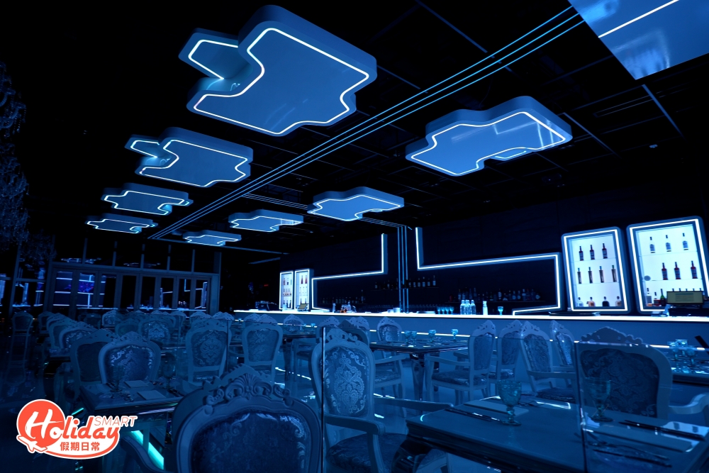 晚間餐廳搖身一變成為科幻世界。