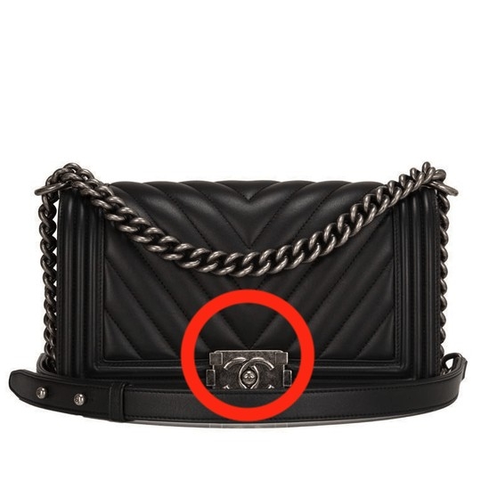 Chanel Chevron Le Boy,正版第四條邊個V角應該對齊Chanel
