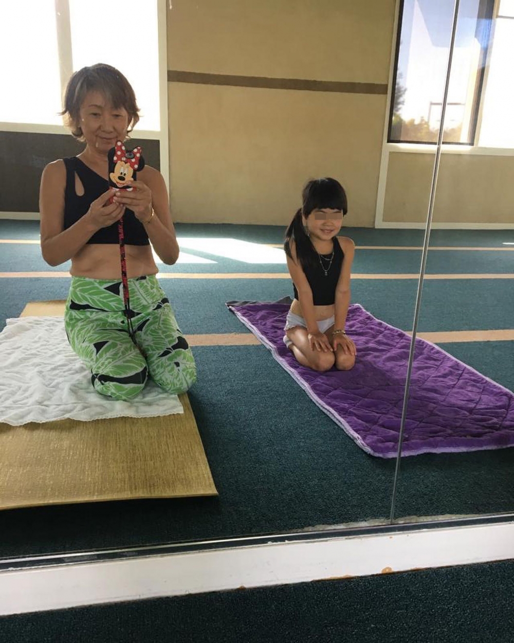 吳正元與孫女一齊做瑜伽。