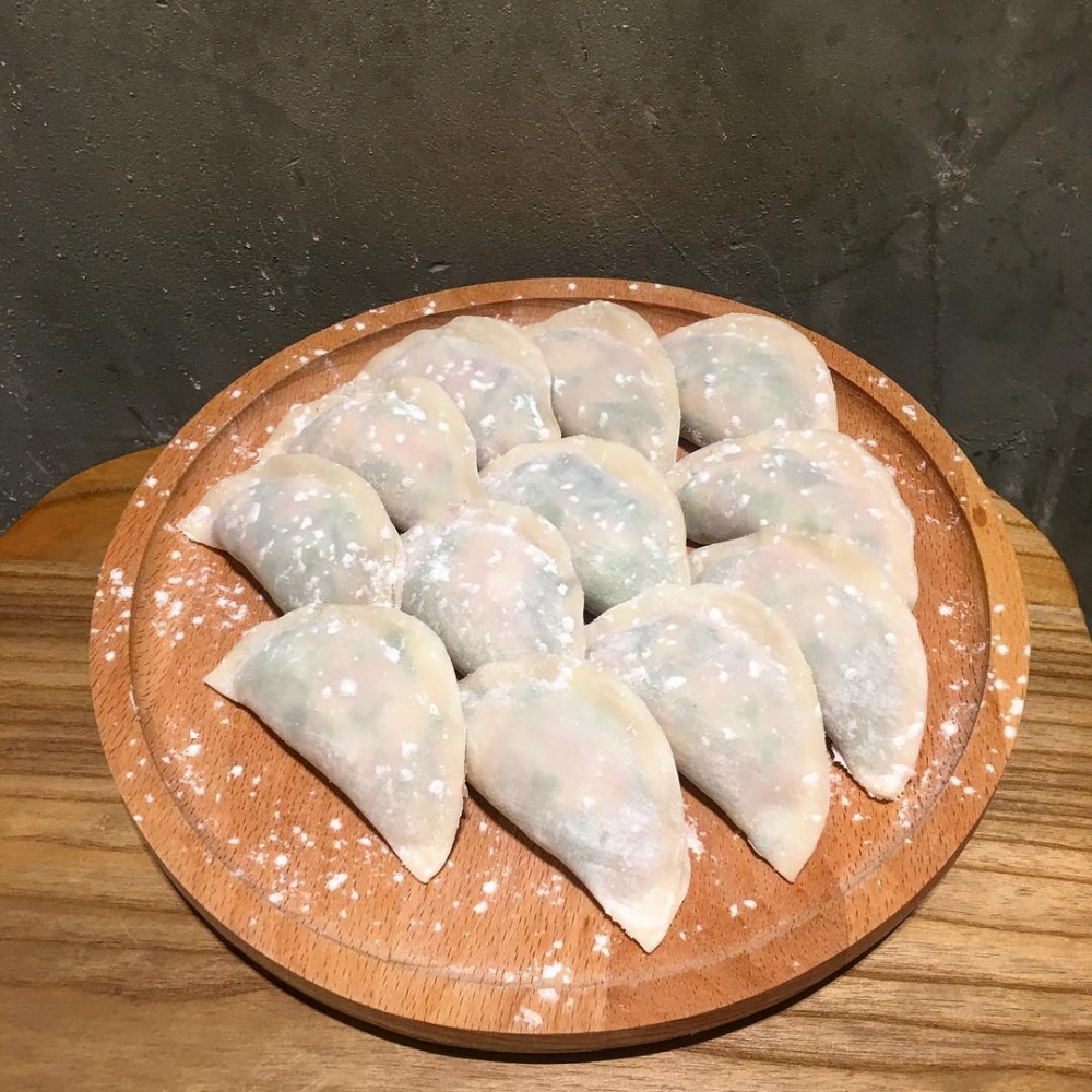 餐廳更供應多款小食,推介醉雞和醉豬手,其中醉雞雞件嫩滑,充滿花雕酒香,醃得夠入味。如果想安在家中享用,亦可以選擇生餃子。