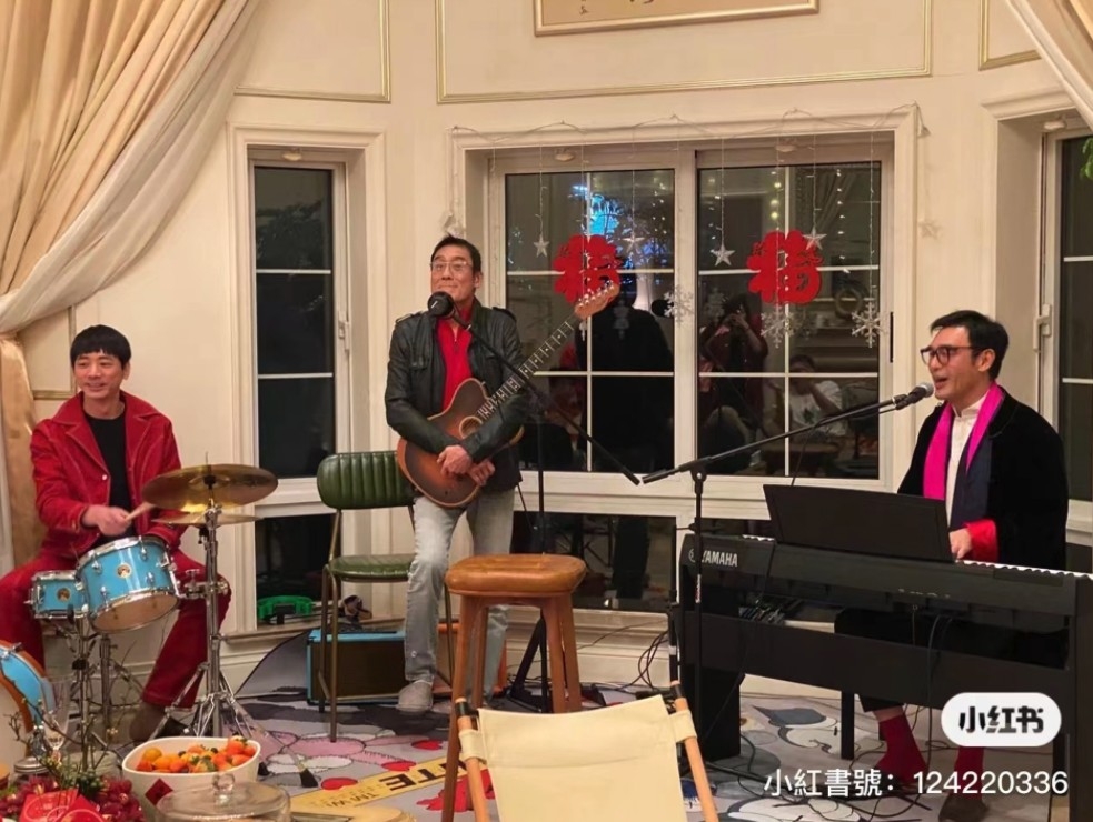 期間，鍾鎮濤、梁家輝、台灣歌手信仲一齊夾band!