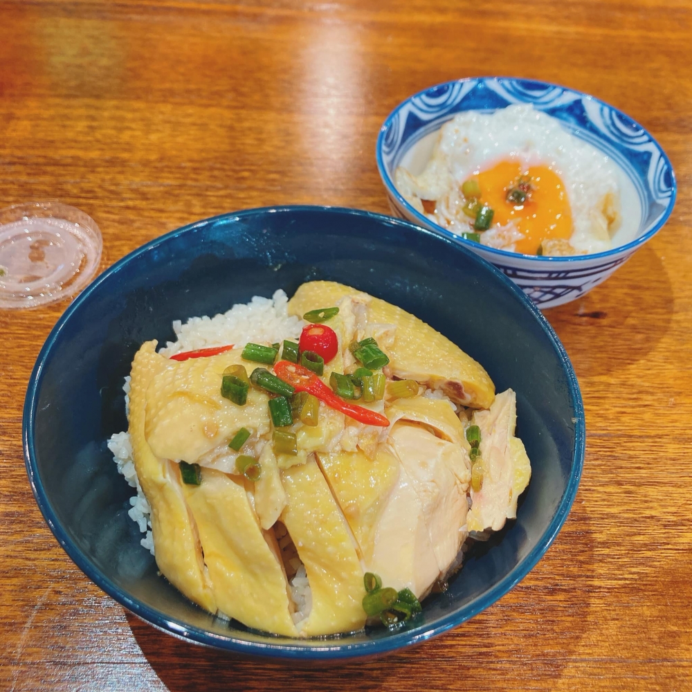 至於油飯用上泰國香米,加入雞湯、香料、蒜頭及辣椒製成,粒粒入味有咬口。