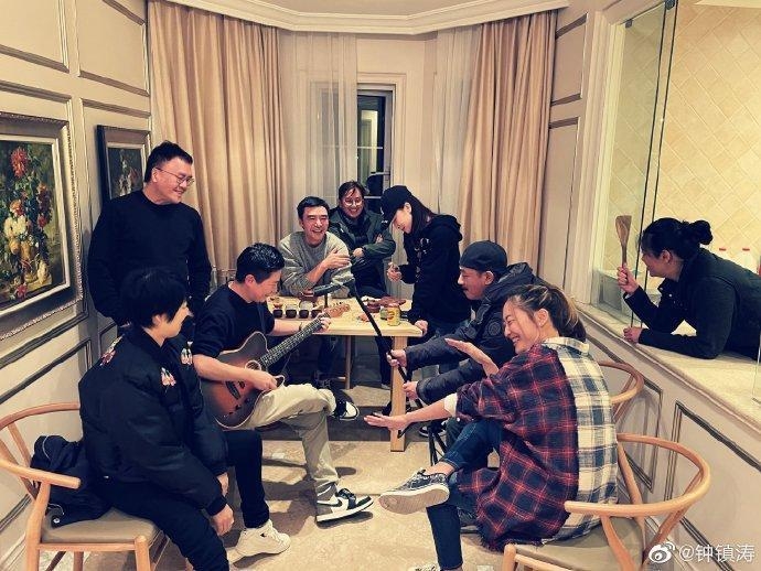 鍾鎮濤豪宅內嘅設計主要以白色簡約為主