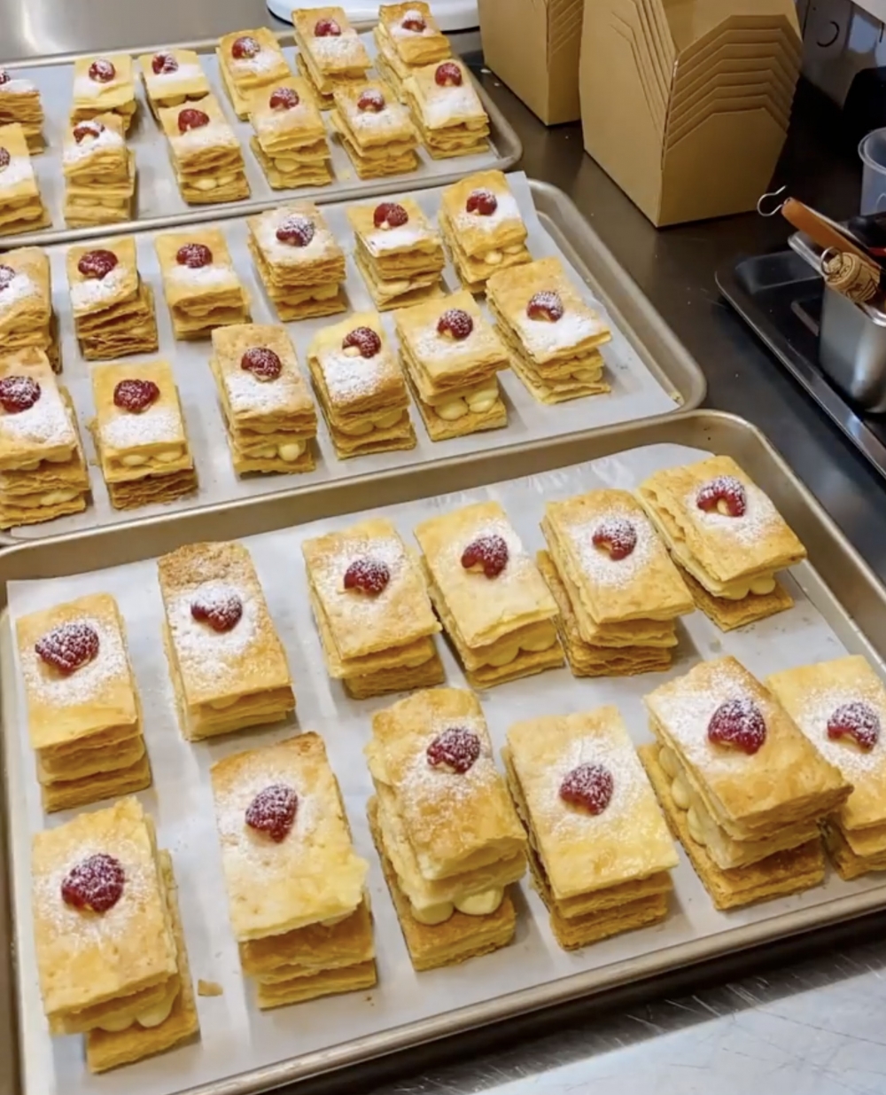 中間再配上自家製香滑吉士醬，口感豐富！