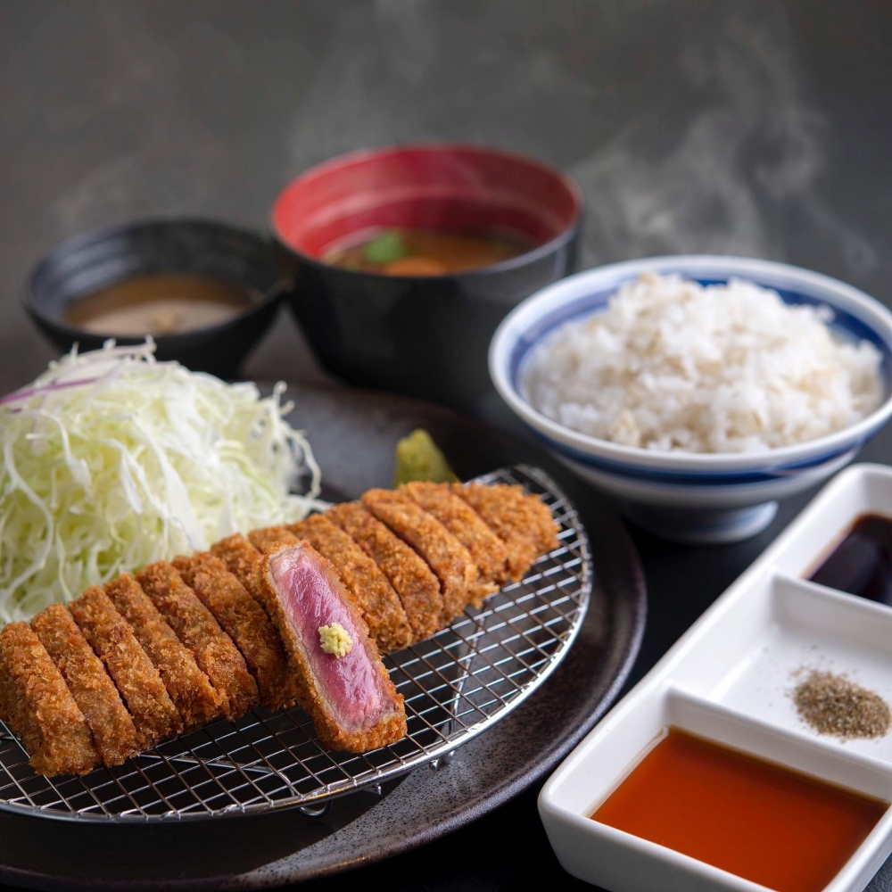 要數最受歡迎一定是京都勝牛三味套餐,可以一次過食到薄片醬味牛、菲力及翼板,套餐包齊麥飯、沙律和味噌湯,而且無限任添。