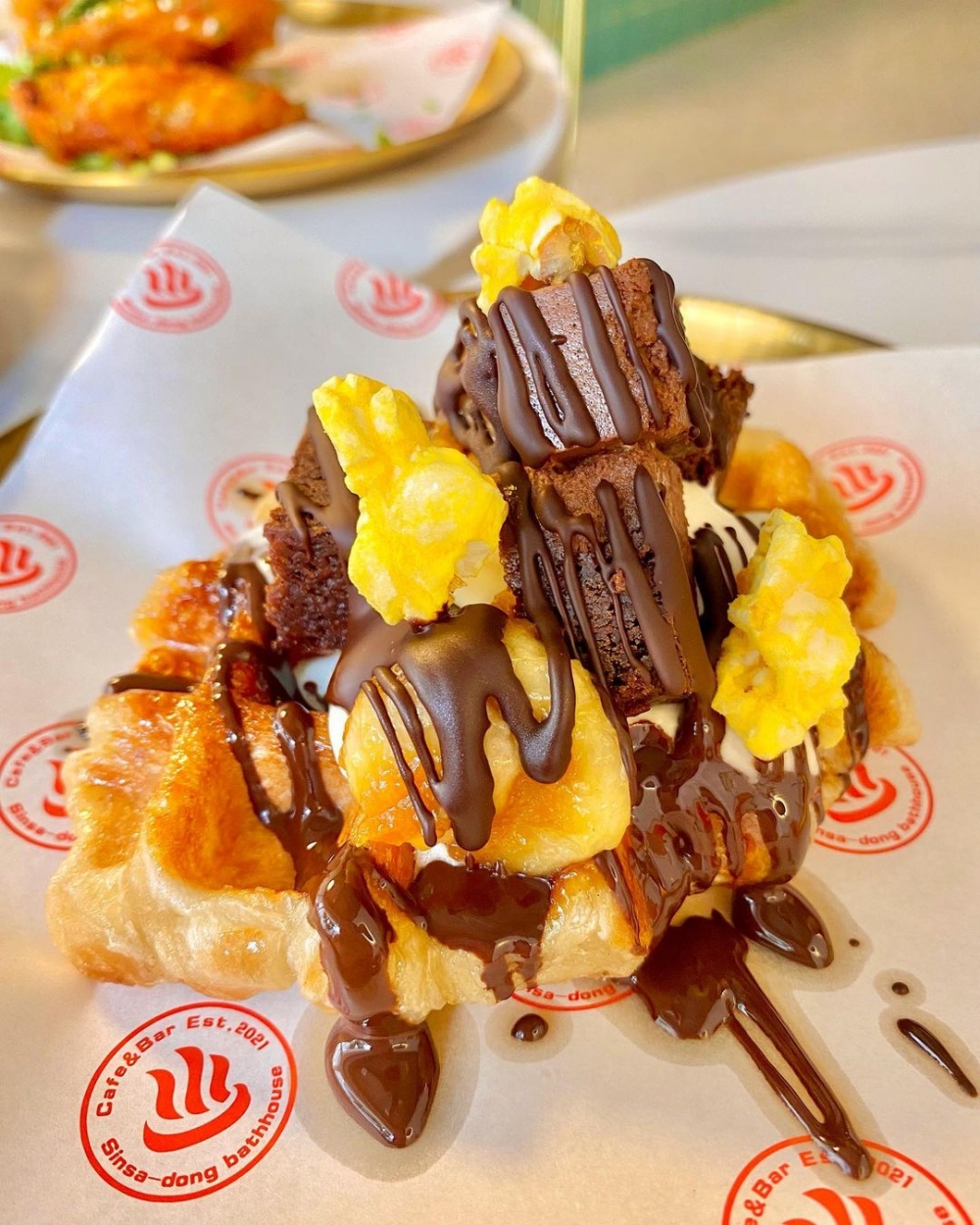 甜品方面，餐廳有不少流行韓國甜品提供！例如近年大熱的牛角酥窩夫。