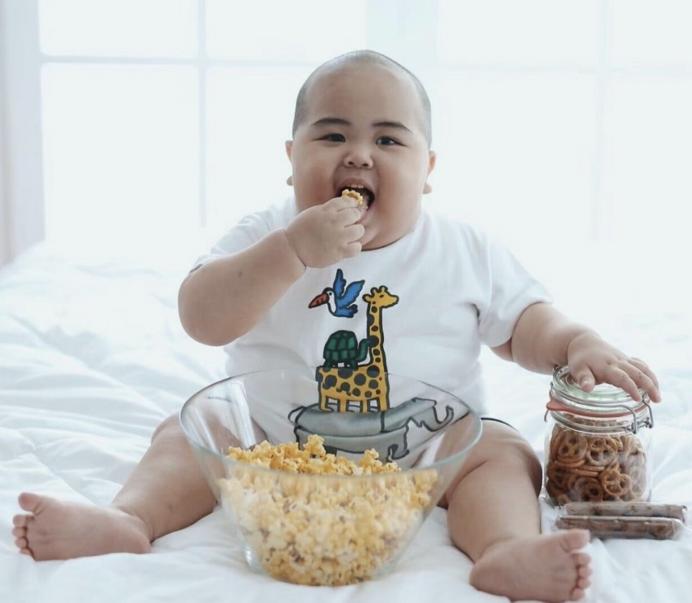 有網民就擔心Tatan身形過重會影響成長！