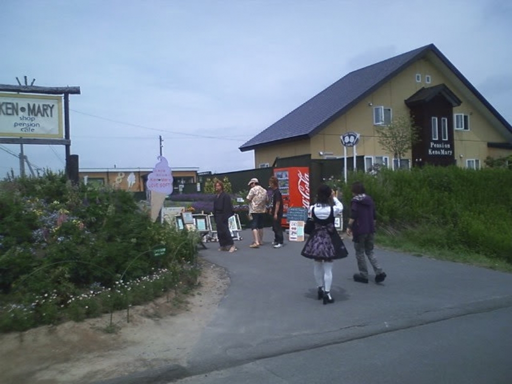 三人組同女方家人更一起去旅行。