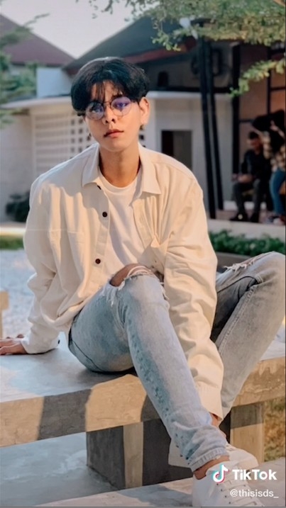 仲一身韓風打扮，難怪有網民話佢似oppa。