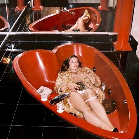 Julia第二次與Kanye約會就收到成房名牌衫作禮！