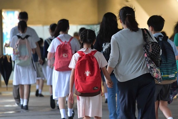 政府資助學校購買流動電腦裝置及可攜式無線網絡裝備，以支援學生們的網上學習。