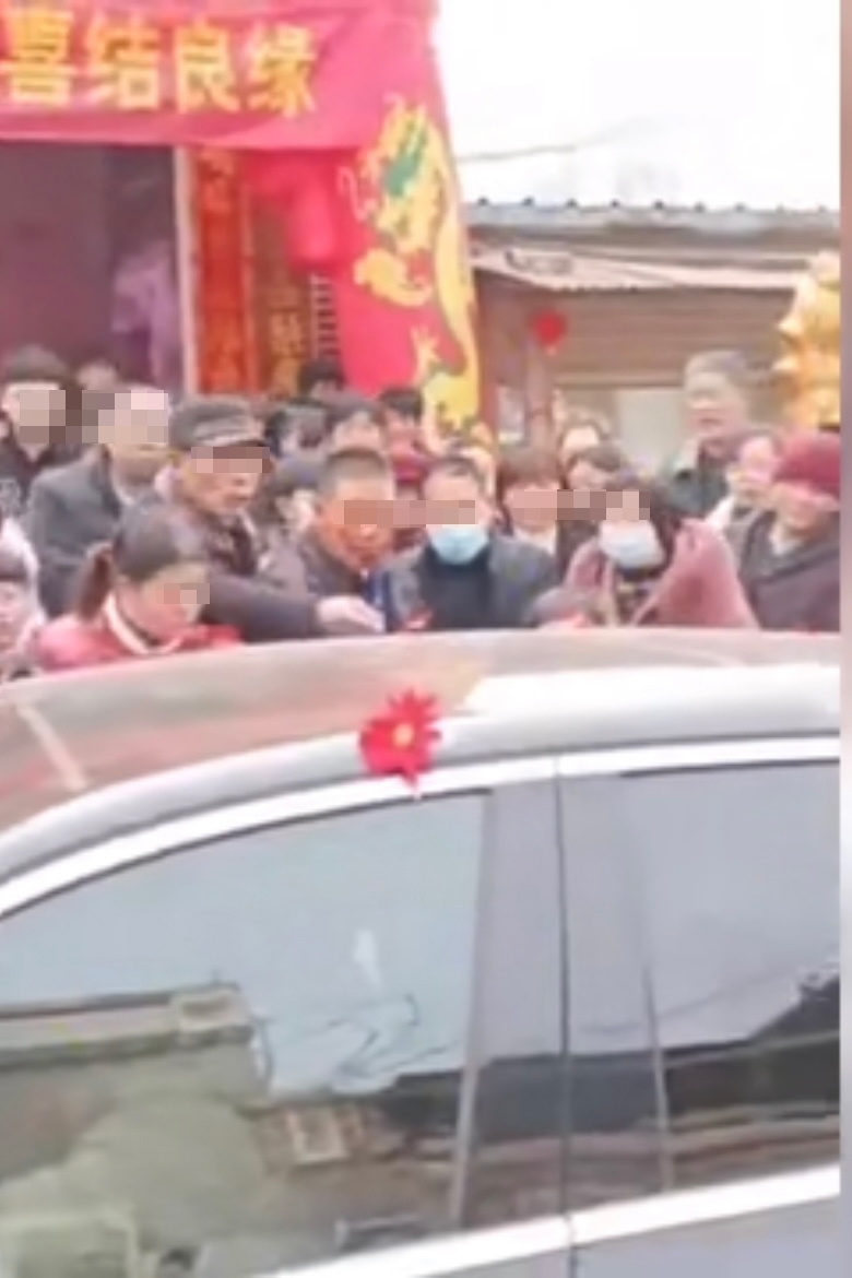 內地河南日前舉辦一場因為禮金而導致好尷尬嘅事,引來附近途人圍觀?!
