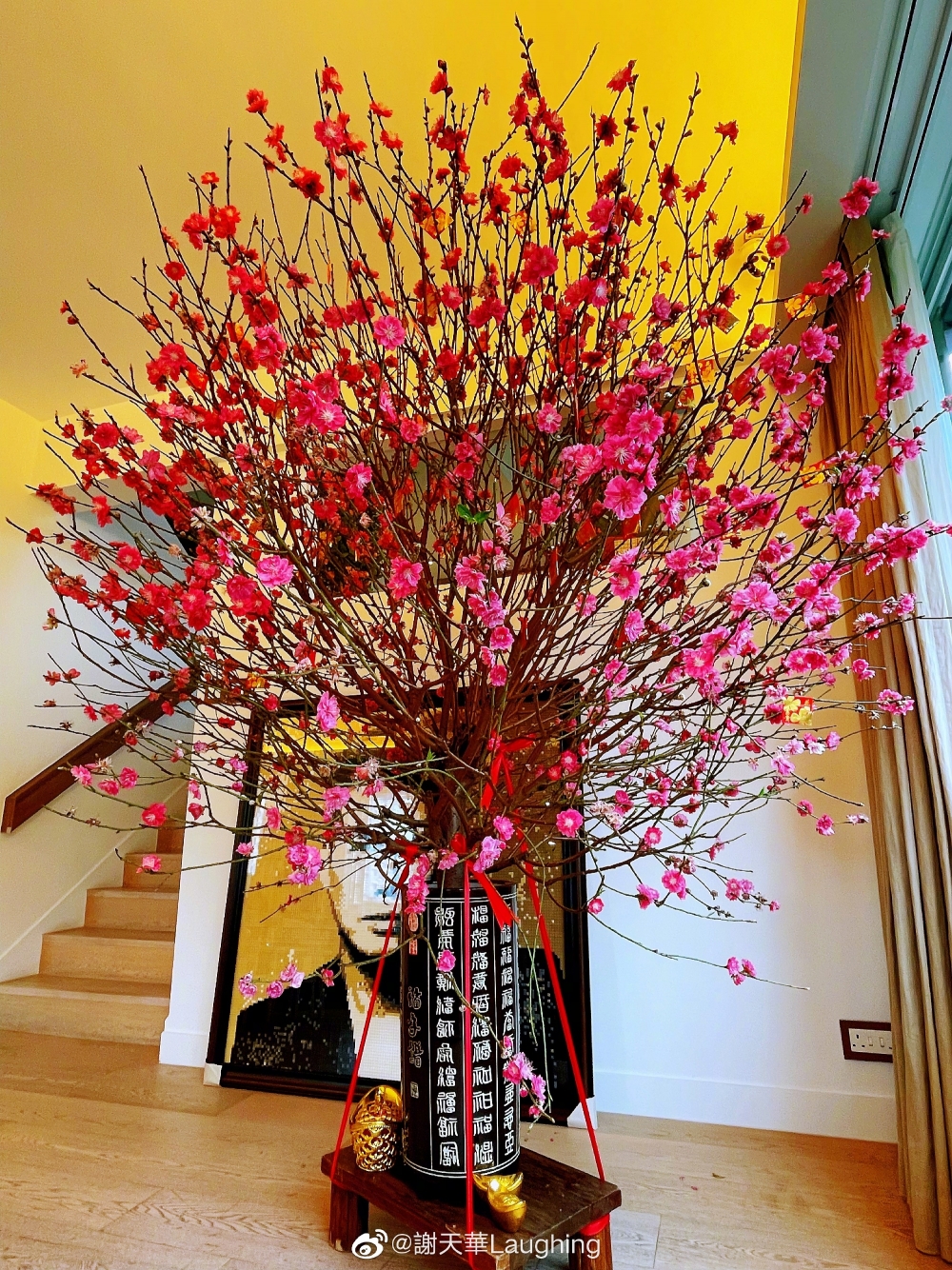 巨型桃花一眼望去就有逾2米高,旁邊有樓梯,可見謝天華屋企係複式單位,裝修極有氣派。
