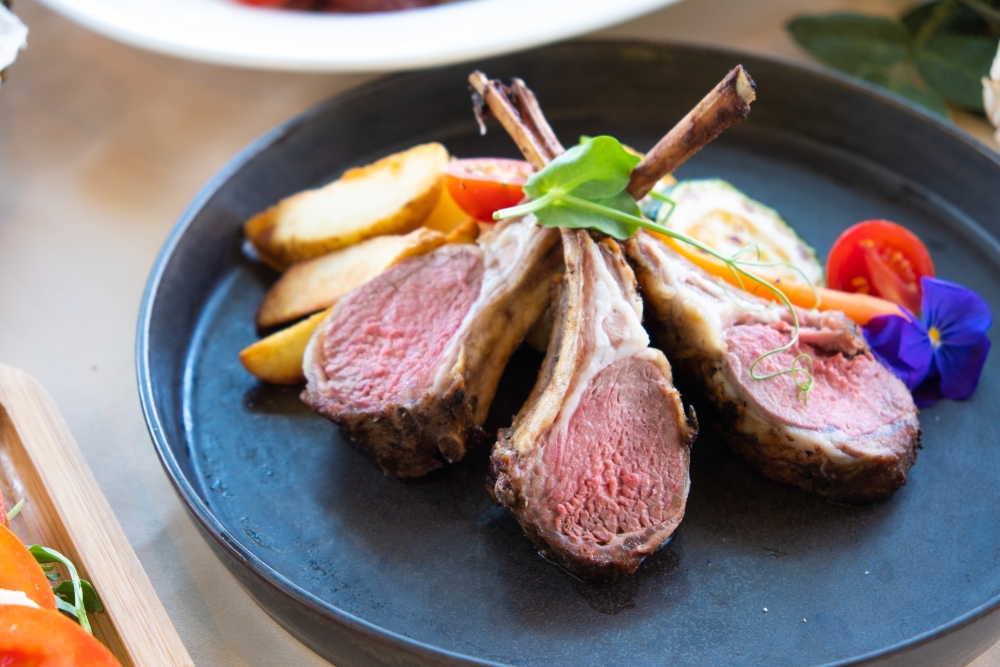 Pier 1929今次首度在情人節前夕(2月13日)推出情人節午市自助餐,自助餐包括一款自選主菜,可選擇半隻焗龍蝦、香煎三文魚扒、香煎鵝肝牛柳、香草燒紐西蘭羊架及澳洲M5和牛西冷等。