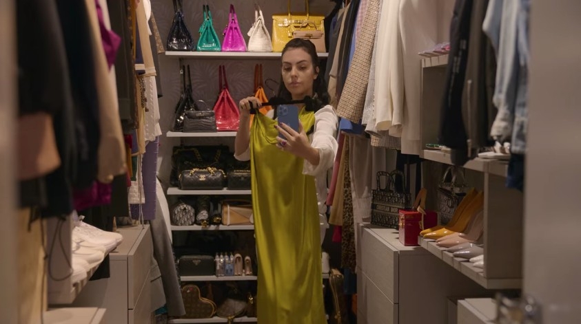 紀錄片中Georgina公開佢嘅衣帽間，其中有一面放滿晒Hermès袋，數量驚人