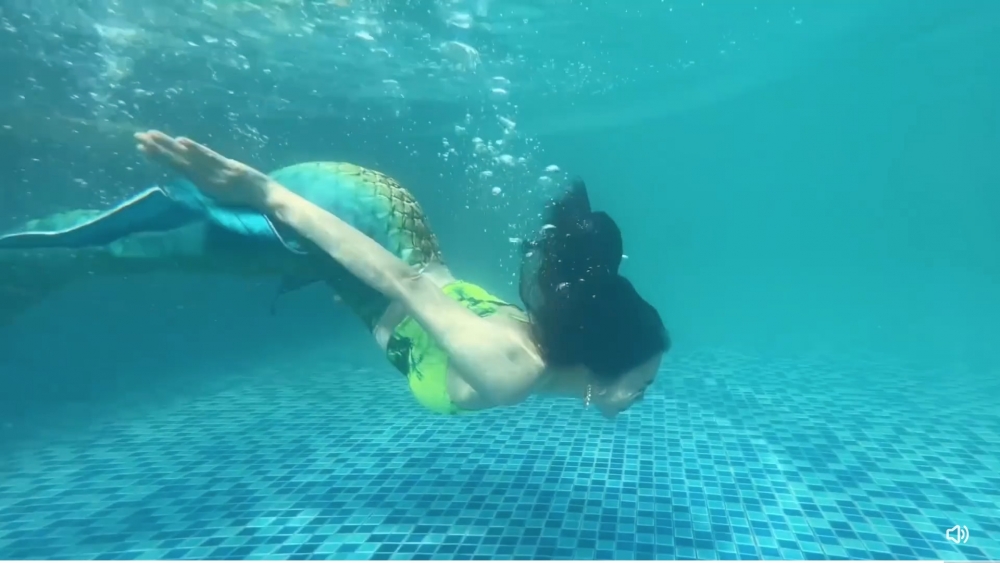 雖然泳池水溫度較冷，但鍾麗緹仍跳入水中暢泳。