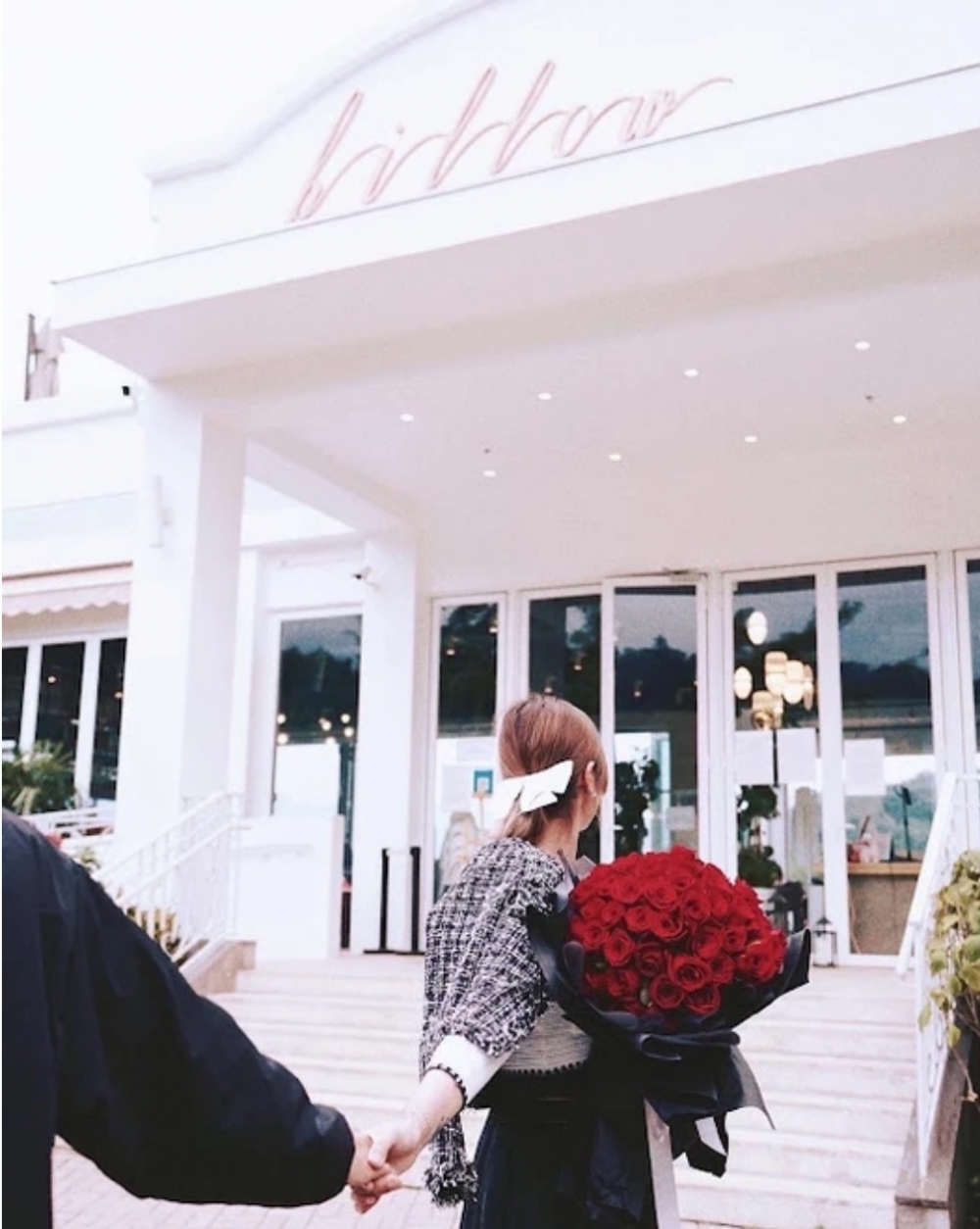 Lake House旁邊的純白歐陸風西餐廳Billow 正在與鮮花工作坊「Wonderlous」合作。