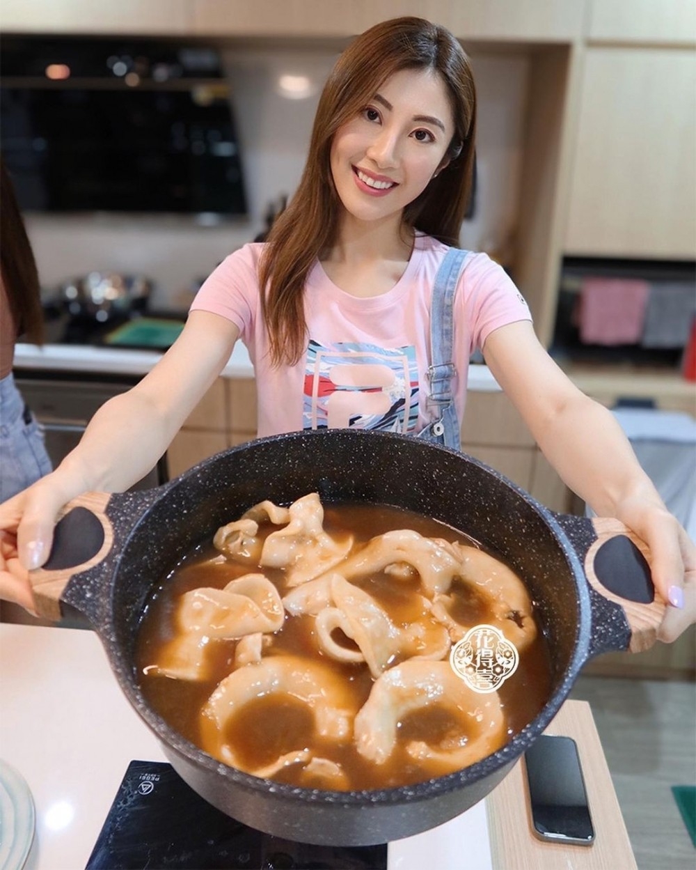 謝芷倫設立花膠品牌,升呢做「花膠公主」。