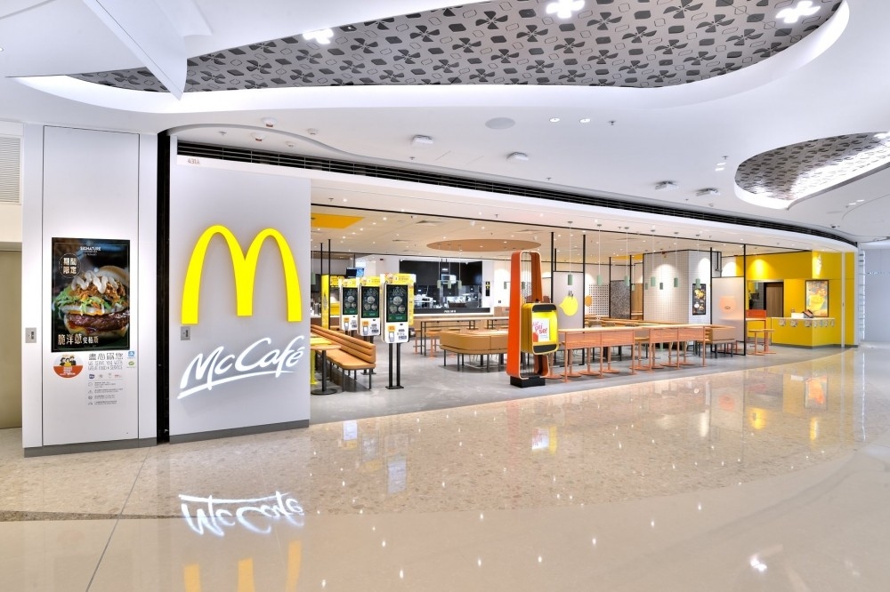 女友最近去連鎖快餐店用餐,竟偶然遇上男友!