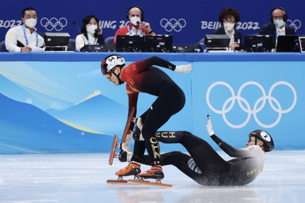 短道速滑決賽中,第一個衝線嘅匈牙利選手被罰黃牌,所以由中國選手最終奪金!