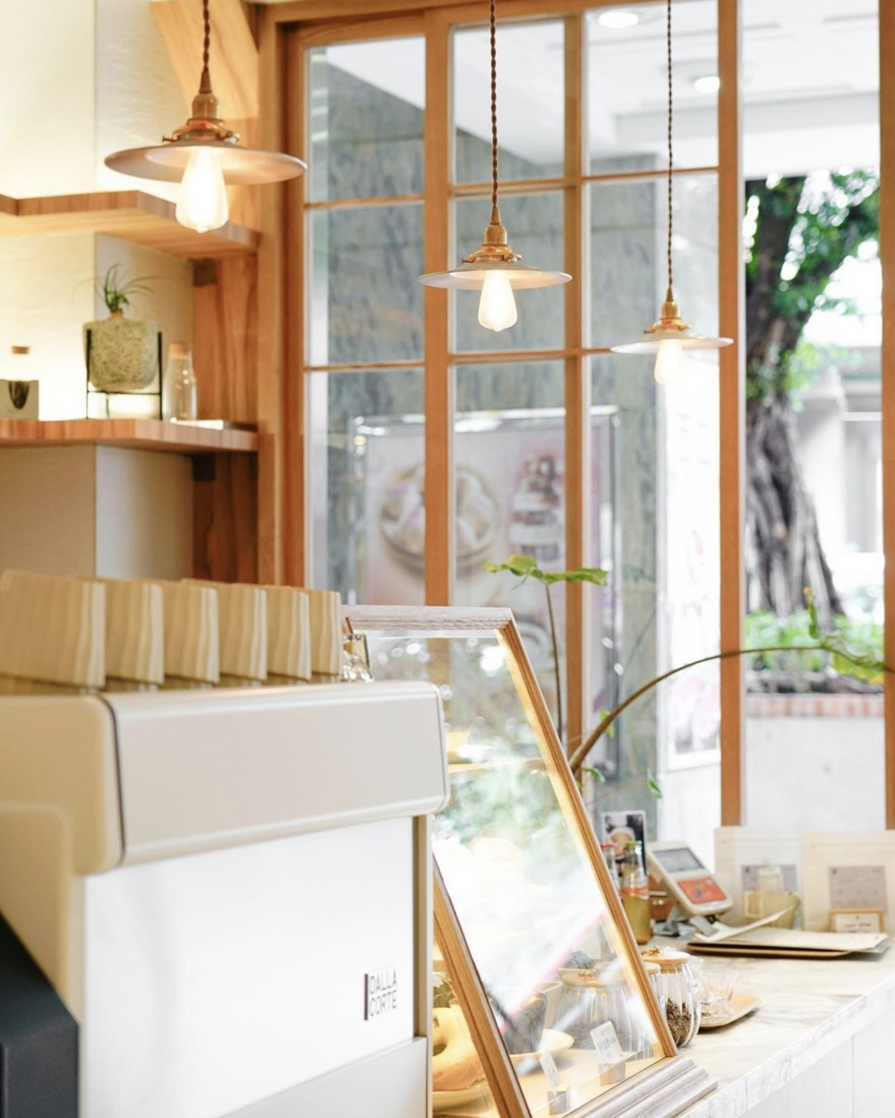 太古店貫徹清新簡約風，以紅、白色作主調， 裝潢更特別注入秋意概念，天花配以仿秋葉植物佈置，別具心思。