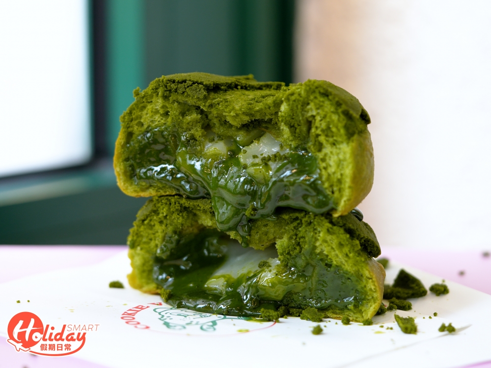 外層有菠蘿包脆皮，內有多到滿瀉的抹茶醬！