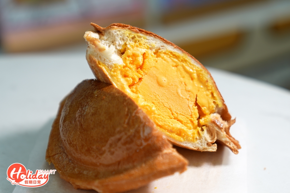 主打即叫即製雪糕麵包的「Something Cool」，供應雪糕漢堡、雪糕班㦸和雪糕三文治，由麵包、雪糕和配料都可以自由配搭，超過5款雪糕口味和11款配料可以選擇，每件$35，一次可以體驗兩極味蕾感受。