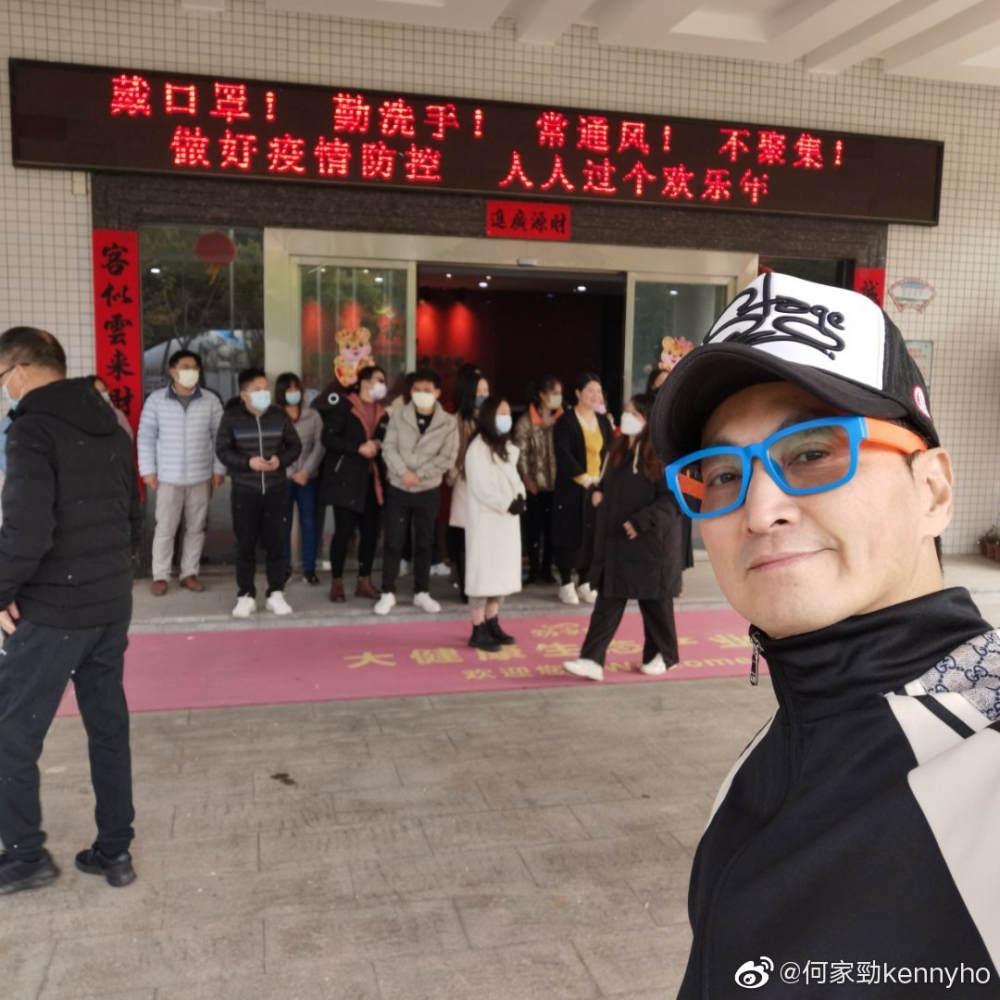 儀式隆重,現場好多人。