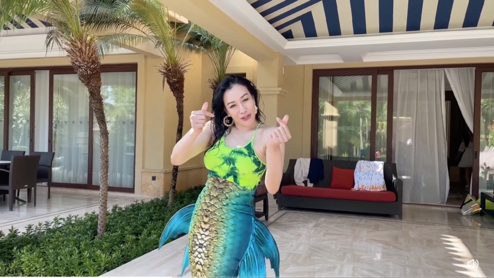 向粉絲大派愛心。