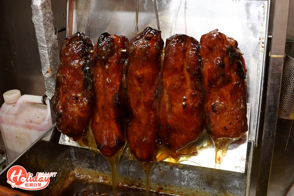 來到大圍小館，就一定要試這裏的名菜之一的「第一叉」，由前米芝蓮一星燒味主廚炮製，堅持選用梅頭肉，用上麥芽糖烤製，每件叉燒肥瘦均勻。