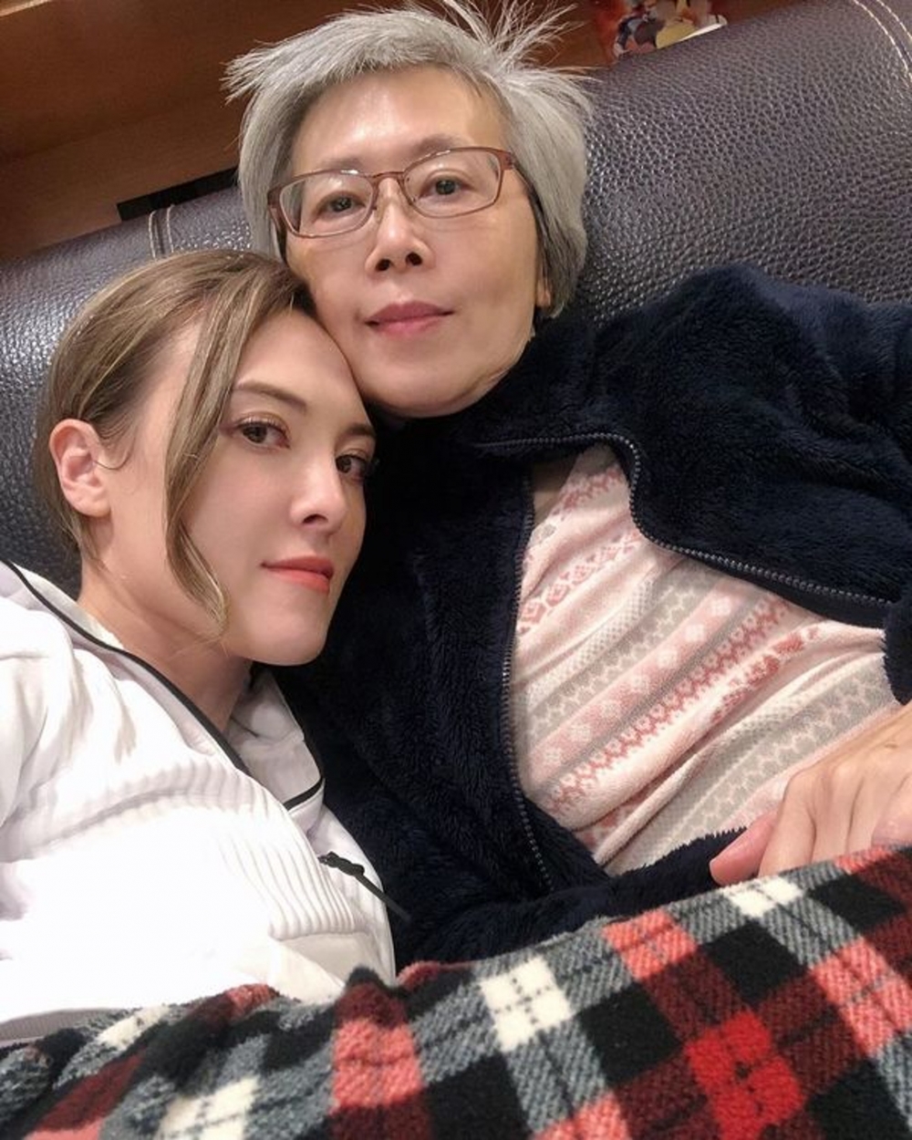 何慈茵媽媽係香港人。