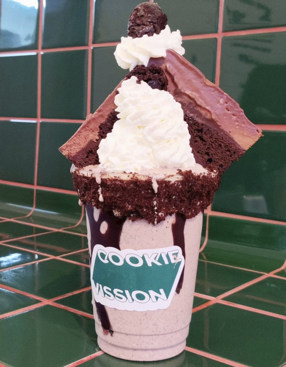 Cookie Vission供應自家製熱朱古力配焦香棉花糖、雪糕三文治、奶昔等特色飲品！