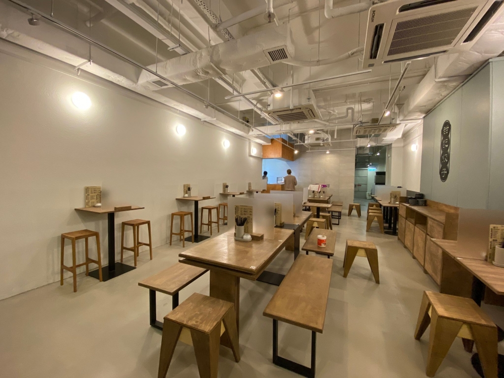 在長沙灣開業兩年多的「甜記餃子」,繼在旺角開設分店後,最近再逆市擴充,在旺角開設第3間分店,新店較其他分店大,裝修走簡約風格,以木色調為主,空間感十足,現正處於試業階段。