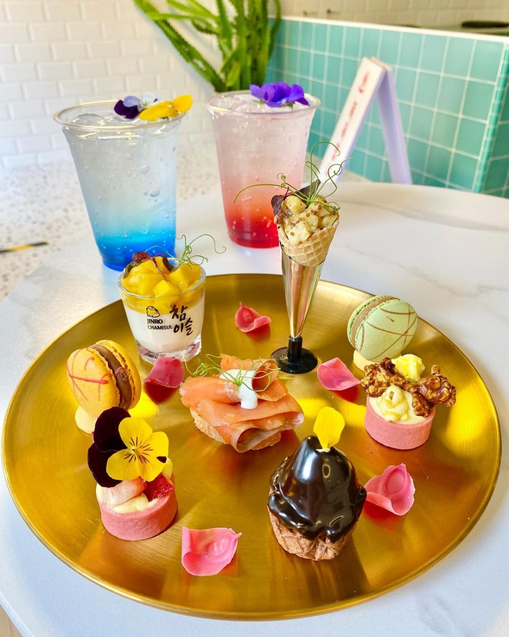 最吸睛的一定是甜品套餐！套餐包括2款咸食和6款甜食。