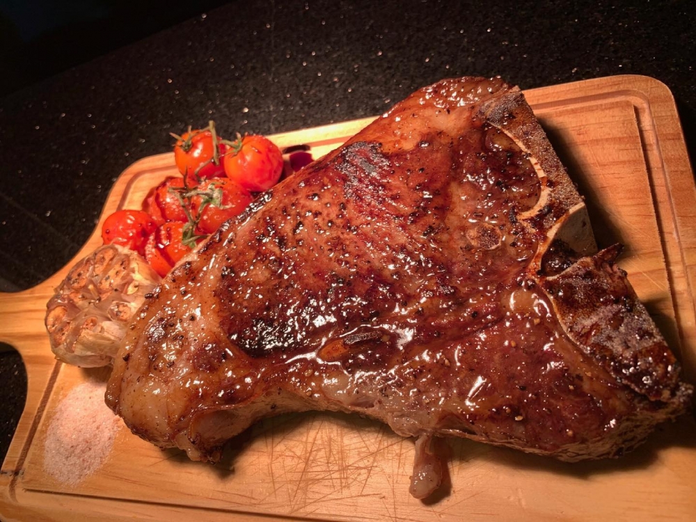 招牌粉紅岩鹽安格斯T骨牛扒~